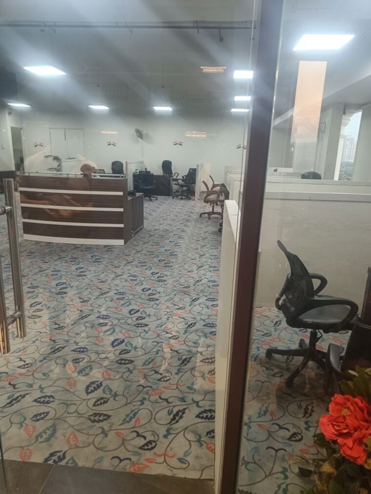  Parking, pks-town-central Commercial Office Space 600 Sq.Ft. In Sector 16b Greater Noida Greater Noida 10463543