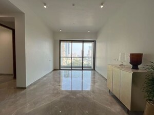 Room in 3 BHK Apartment at Mahalaxmi Racecourse – for Rent
