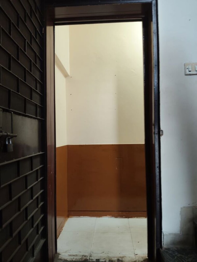 Bathroom, safdarjung development area 4 Bedroom 550 Sq.Yd. Independent House In Safdarjung Development Area Delhi 10463595