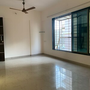 Room in 2 BHK Apartment at Sunshine Apartments Borivali, Eksar – for Rent