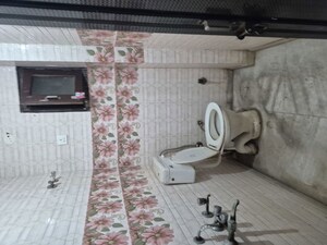 Bathroom in 2.5 BHK Builder Floor at Mayur Vihar – for Rent