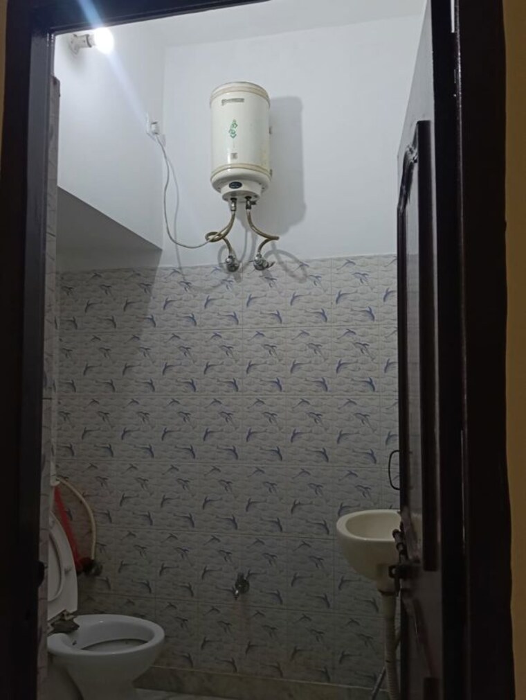 Bathroom, dehradun cantt 2 Bedroom 1200 Sq.Ft. Builder Floor In Dehradun Cantt Dehradun 10463948