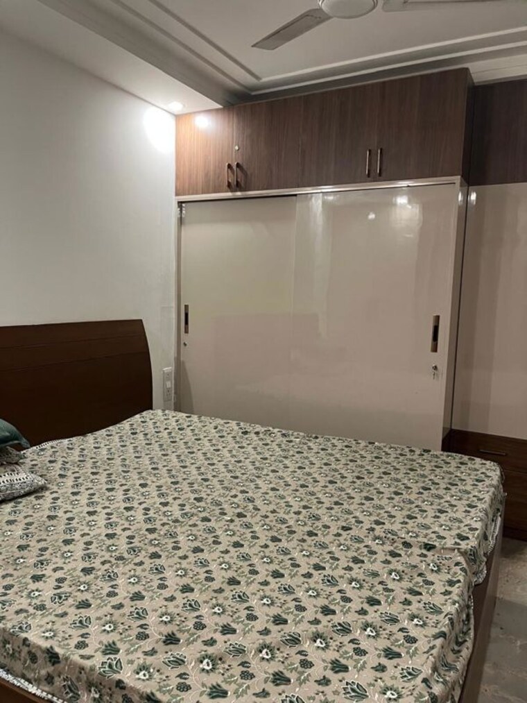 Bedroom, vasant vihar 3 Bedroom 300 Sq.Yd. Builder Floor In Vasant Vihar Delhi 10463999