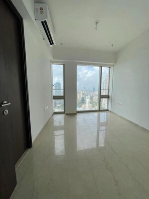 Room in 5 BHK Apartment at Kalpataru Horizon, Worli – for Rent