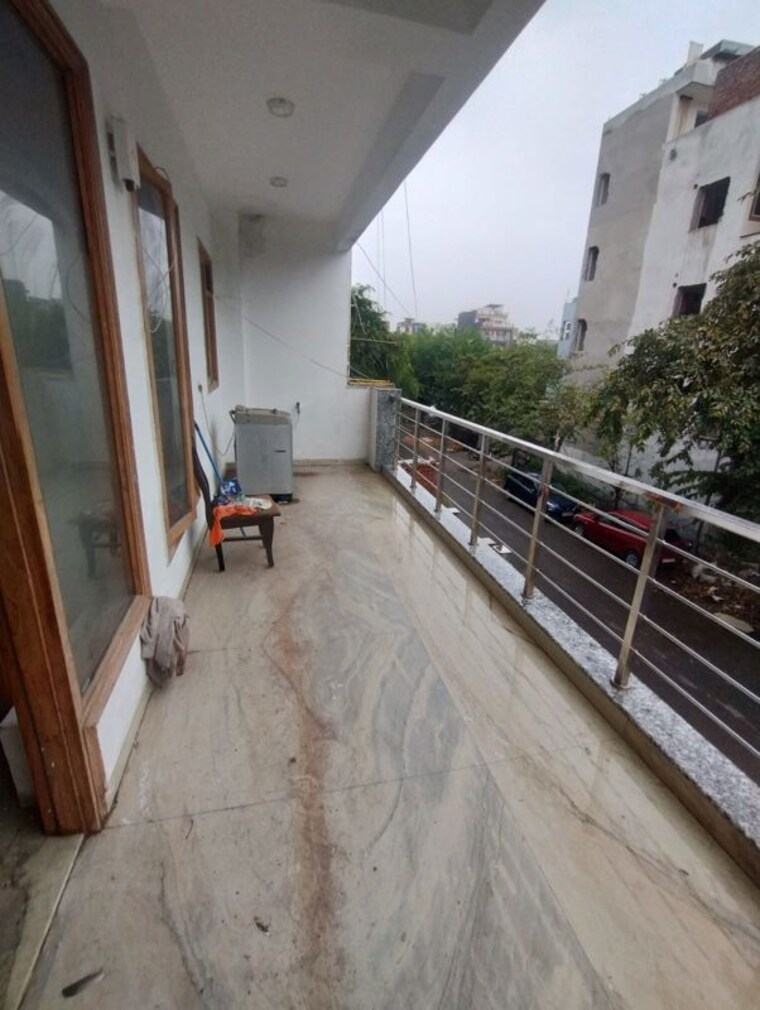 Balcony, sector 42 2.5 Bedroom 870 Sq.Ft. Builder Floor In Sector 42 Noida 10464180