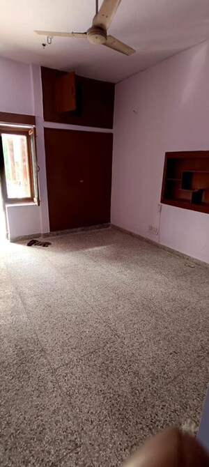 Room in 2 BHK Builder Floor at Sector 38 – for Rent