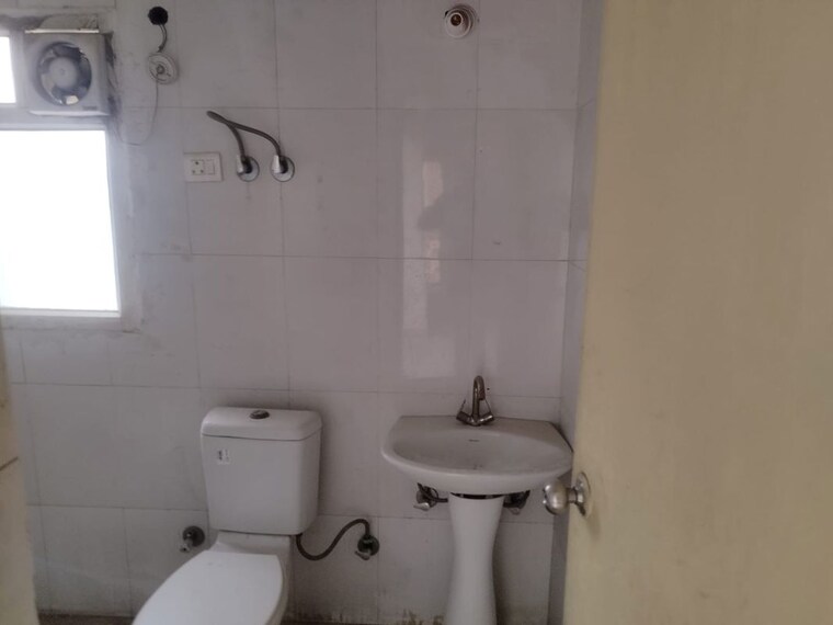 Attached Bathroom, amrapali-ivory-heights 2 Bedroom 1000 Sq.Ft. Apartment In Amrapali Dream Valley Greater Noida 10464204
