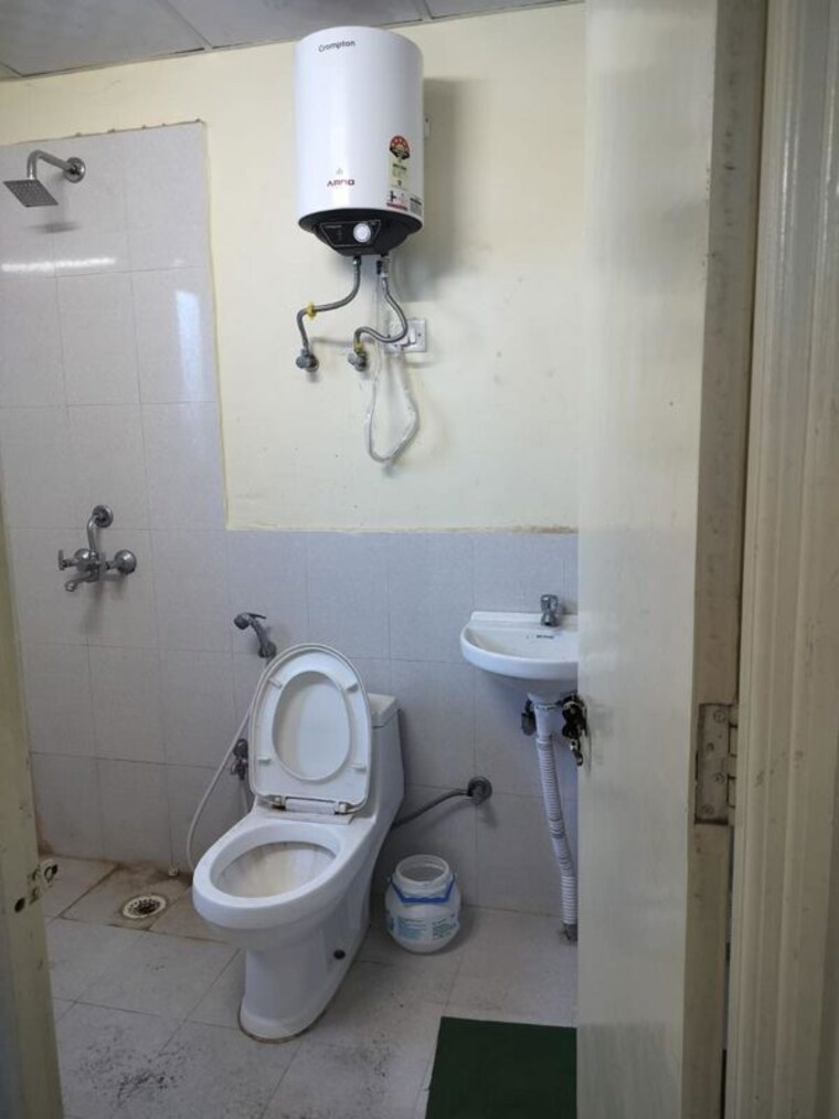 Bathroom, pyramid-midtown 2 Bedroom 1000 Sq.Ft. Apartment In Sector 59 Gurgaon 10464238