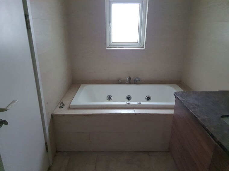 Bathroom, dlf-park-place 4 Bedroom 2704 Sq.Ft. Apartment In Sector 54 Gurgaon 10464323