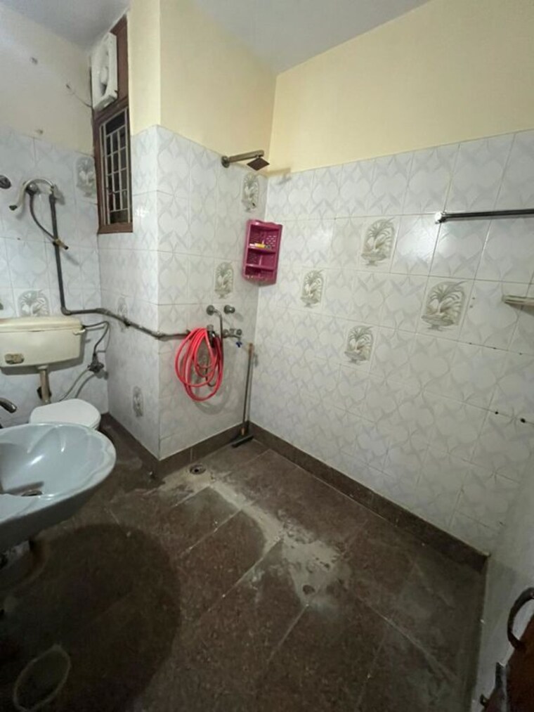 Bathroom, malviya nagar 1 Bedroom 560 Sq.Ft. Builder Floor In Malviya Nagar Delhi 10464410