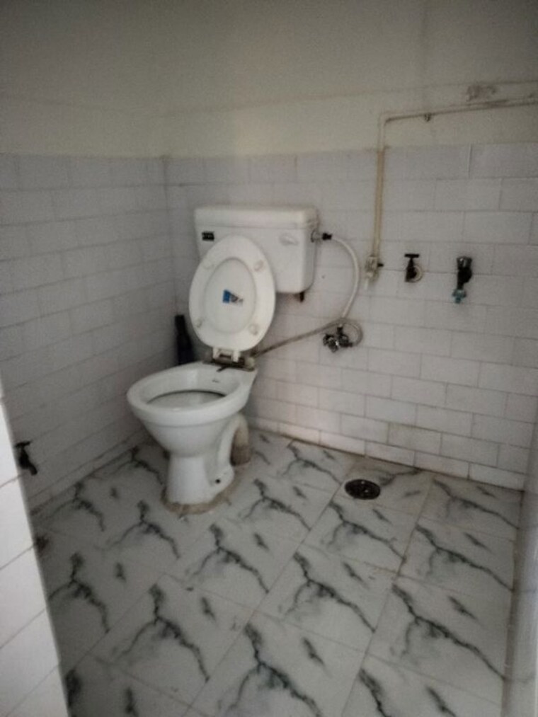 Bathroom, arun-vihar 1 RK 200 Sq.Ft. Apartment In Sector 29 Noida 10464451