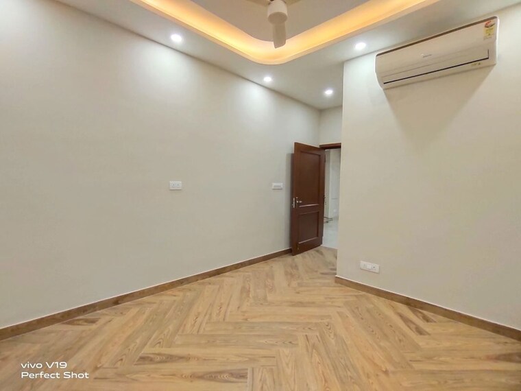 Room, east of kailash 3 Bedroom 125 Sq.Yd. Builder Floor In East Of Kailash Delhi 10464457