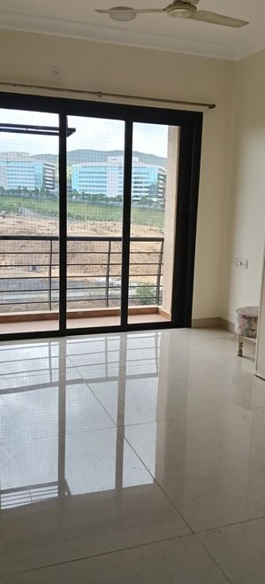 Room in 2 BHK Apartment at K Raheja Raheja Residency, Malad East – for Rent