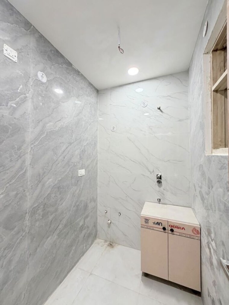 Bathroom, sainik colony 3 Bedroom 131 Sq.Yd. Builder Floor In Sainik Colony Faridabad 10463420