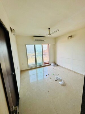 Room in 3.5 BHK Apartment at Raj Grandeur, Powai – for Rent