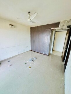 3.5 BHK + Servant Room Apartment For Rent in Raj Grandeur