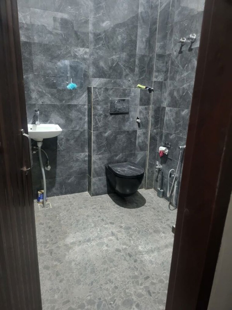 Bathroom, maruti kunj 2.5 Bedroom 90 Sq.Yd. Independent House In Maruti Kunj Gurgaon 10464754