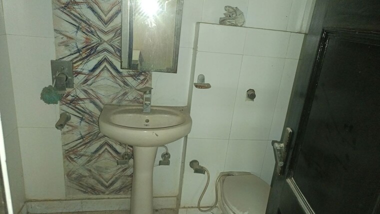 Bathroom, west patel nagar 2 Bedroom 1000 Sq.Ft. Builder Floor In West Patel Nagar Delhi 10464817