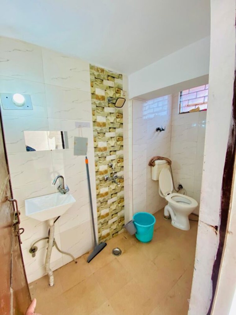 Bathroom, khirki extension 1 Bedroom 50 Sq.Yd. Builder Floor In Khirki Extension Delhi 10464650