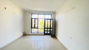 Room in 3 BHK Builder Floor at Omaxe Silver Birch, North Mullanpur – for Rent