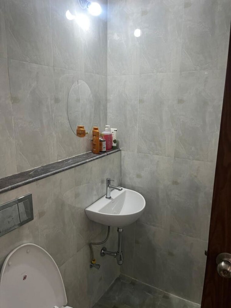 Bathroom, mulund west Pg For Girls In Mulund West 10465097