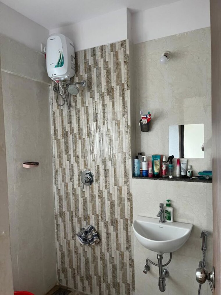 Bathroom, mulund west Pg For Girls In Mulund West 10465097