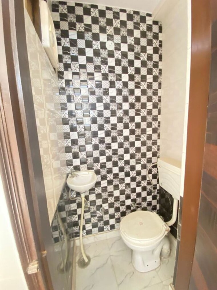 Bathroom, param puri 2 Bedroom 2150 Sq.Ft. Builder Floor In Param Puri Delhi 10465112