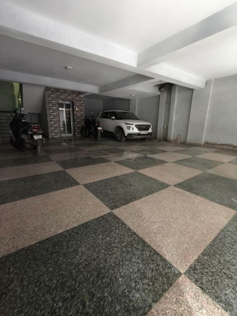  Parking, chattarpur 3 Bedroom 125 Sq.Yd. Builder Floor In Chattarpur Delhi 10465175