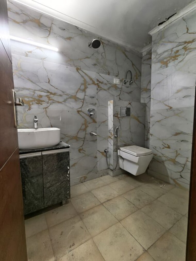 Bathroom, chattarpur 3 Bedroom 125 Sq.Yd. Builder Floor In Chattarpur Delhi 10465175