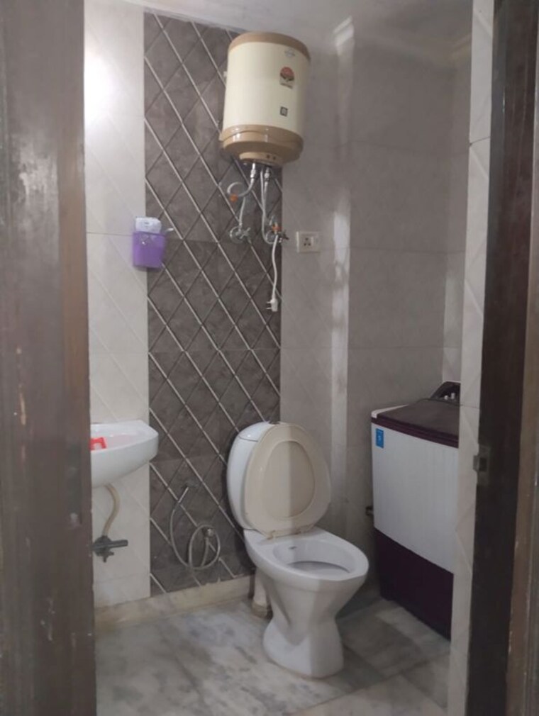 Bathroom, neb sarai 1 Bedroom 450 Sq.Ft. Builder Floor In Neb Sarai Delhi 10465210