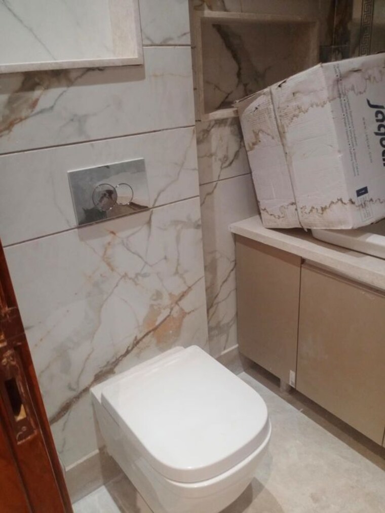 Bathroom, greater kailash part 3 2 Bedroom 1200 Sq.Ft. Builder Floor In Greater Kailash Part 3 Delhi 10465225