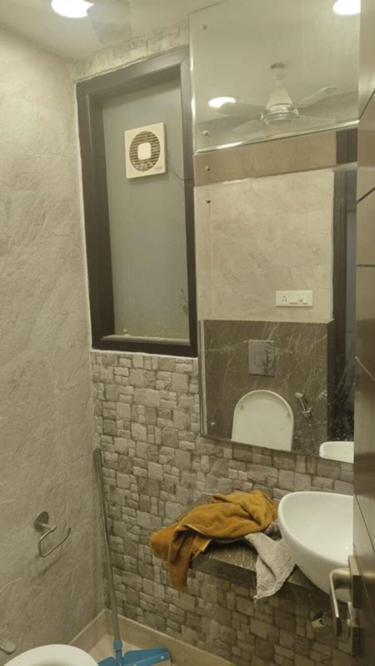 Bathroom, greater kailash ii 4 Bedroom 300 Sq.Ft. Builder Floor In Greater Kailash ii Delhi 10465231