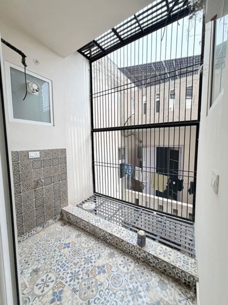 Balcony, sainik colony 3 Bedroom 131 Sq.Yd. Builder Floor In Sainik Colony Faridabad 10464618