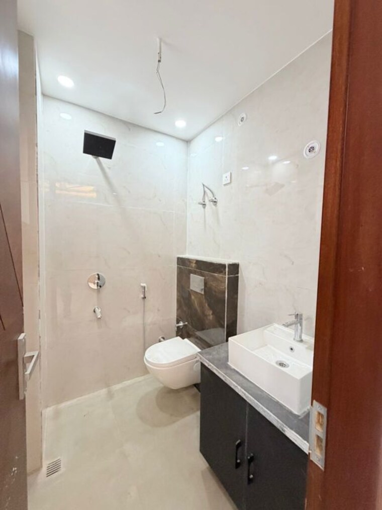 Bathroom, sainik colony 3 Bedroom 131 Sq.Yd. Builder Floor In Sainik Colony Faridabad 10464618