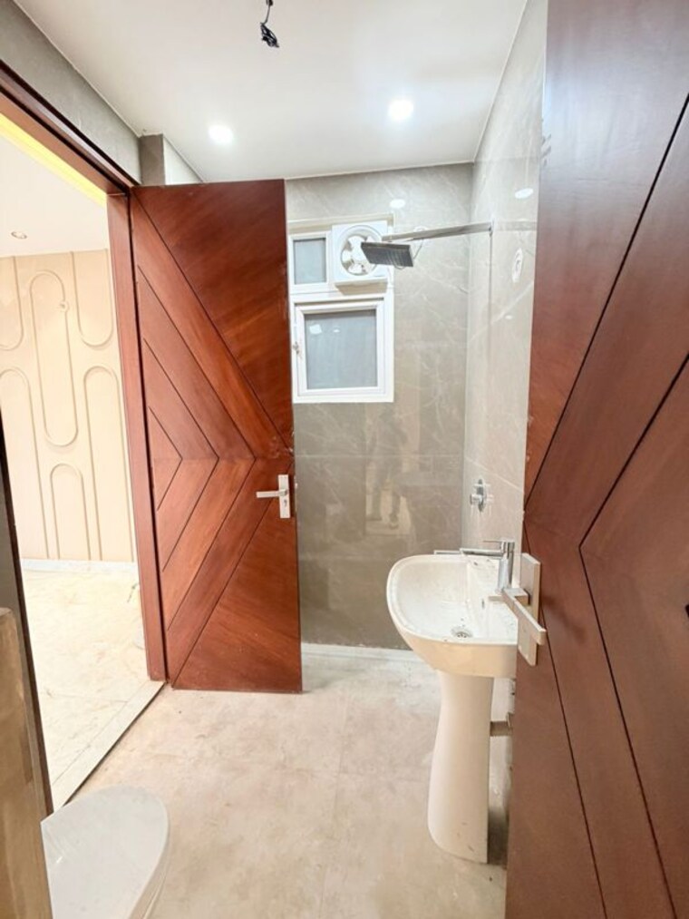 Bathroom, sainik colony 3 Bedroom 131 Sq.Yd. Builder Floor In Sainik Colony Faridabad 10464618