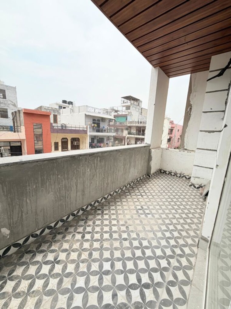 Balcony, sainik colony 3 Bedroom 166 Sq.Yd. Builder Floor In Sainik Colony Faridabad 10465275