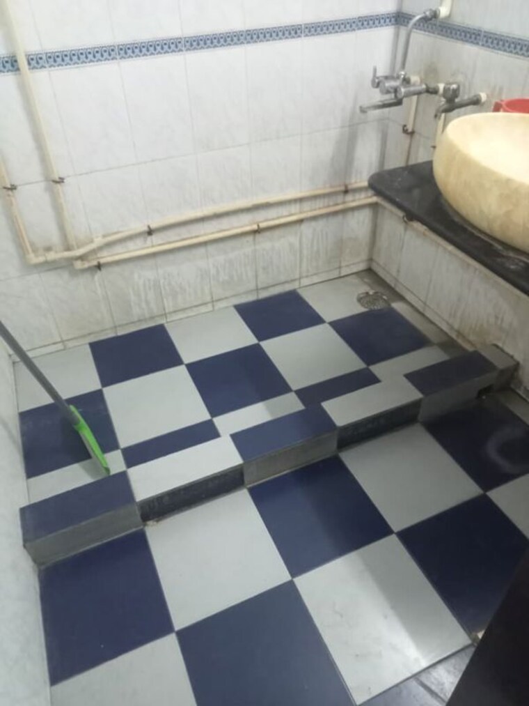 Bathroom, alok-vihar 2.5 Bedroom 300 Sq.Mt. Villa In Sector 50 Noida 10465287