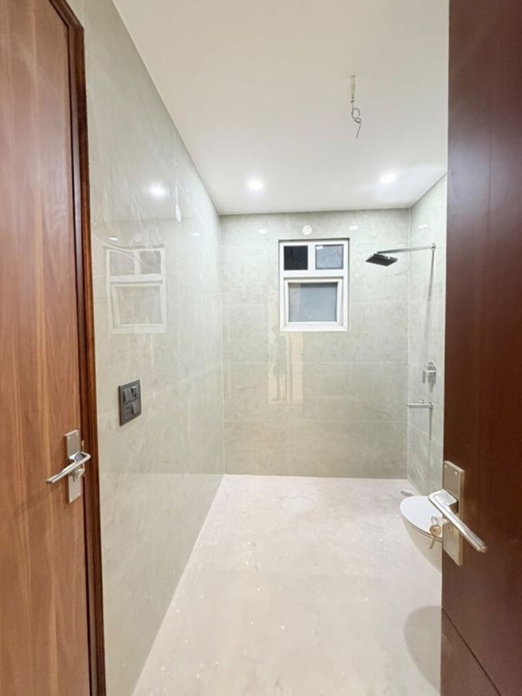 Bathroom, sainik colony 3 Bedroom 250 Sq.Yd. Builder Floor In Sainik Colony Faridabad 10465294