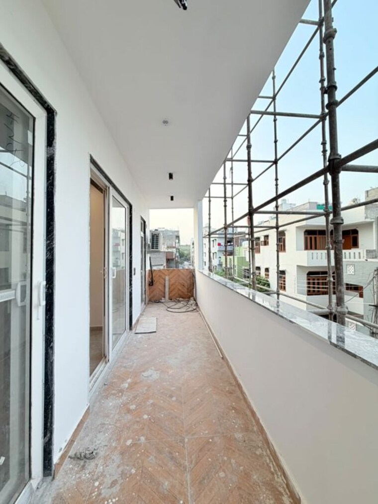 Balcony, sainik colony 3 Bedroom 250 Sq.Yd. Builder Floor In Sainik Colony Faridabad 10465294
