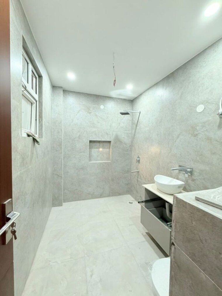 Bathroom, sainik colony 3 Bedroom 250 Sq.Yd. Builder Floor In Sainik Colony Faridabad 10465294