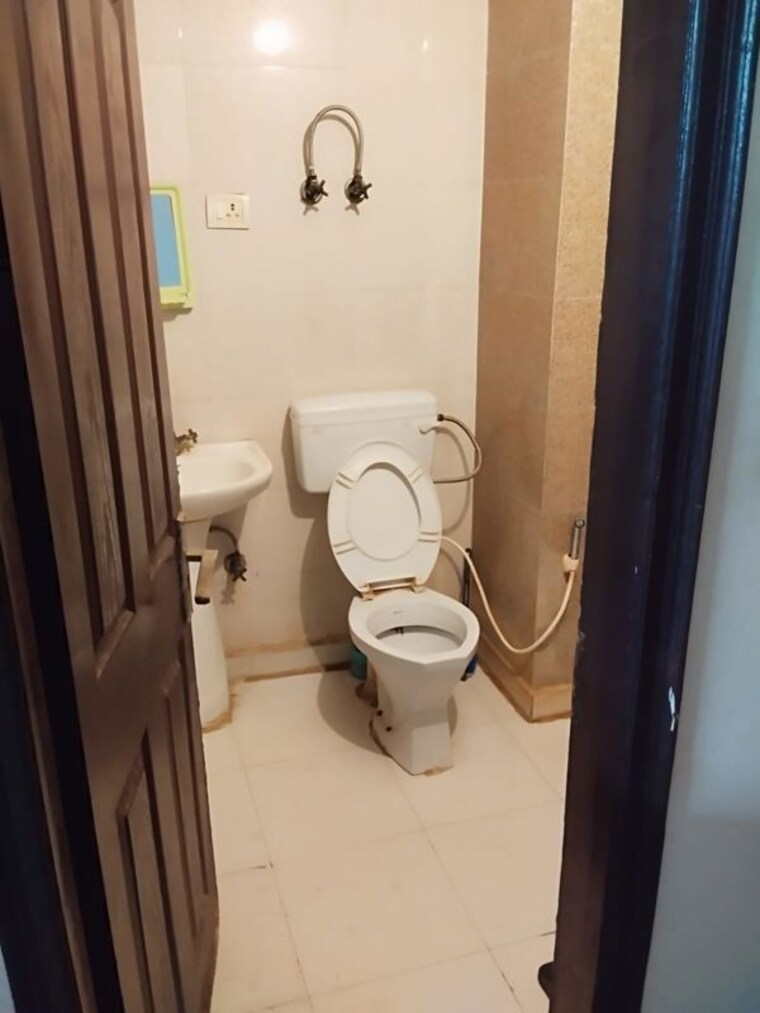 Bathroom, sector 26 3.5 Bedroom 325 Sq.Mt. Villa In Sector 26 Noida 10465308