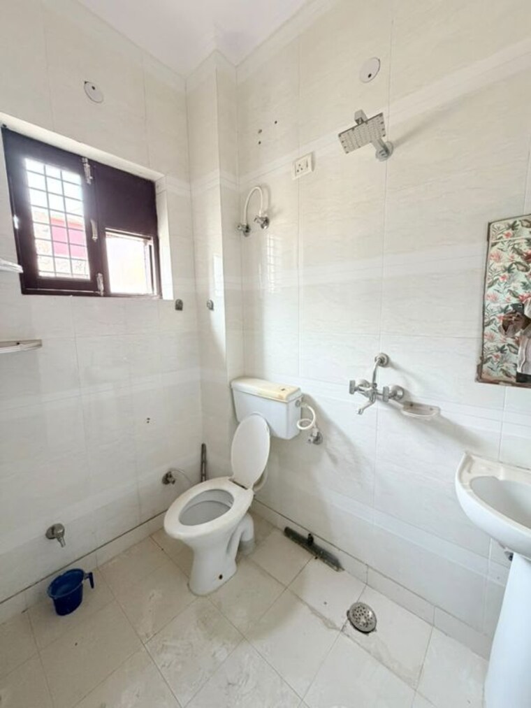 Bathroom, sainik colony 2 Bedroom 810 Sq.Ft. Builder Floor In Sainik Colony Faridabad 10465307