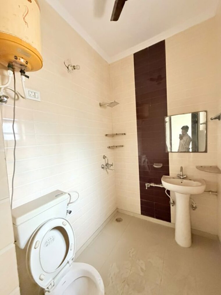 Bathroom, sainik colony 2 Bedroom 810 Sq.Ft. Builder Floor In Sainik Colony Faridabad 10465307