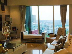 Living Room in 4 BHK Apartment at Andheri West – for Rent