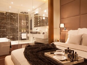Living Room in 4 BHK Apartment at Andheri West – for Rent