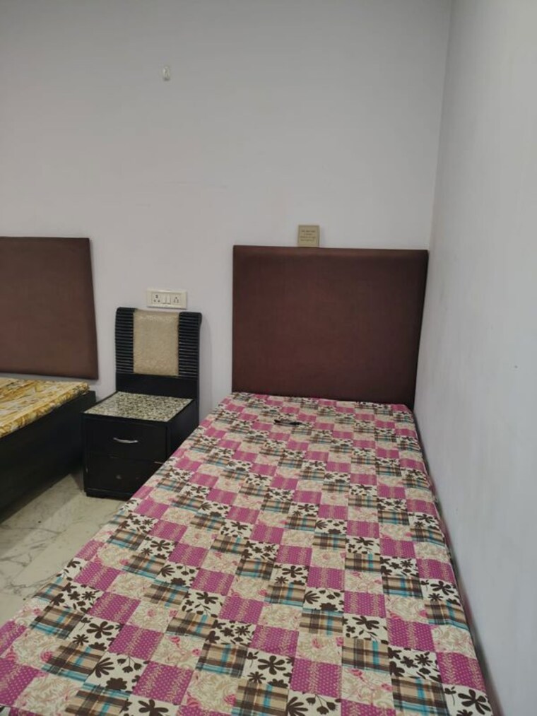 Bedroom, dev nagar Pg For Boys In Dev Nagar 10465623