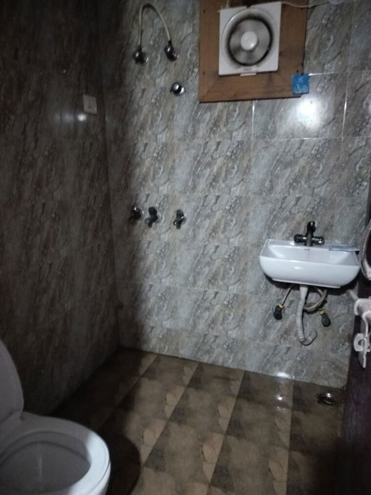 Bathroom, banke-bihari-apartments 1 Bedroom 550 Sq.Ft. Builder Floor In Sector 49 Noida 10465630