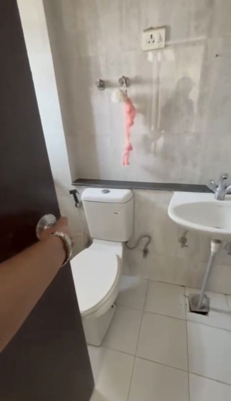 Bathroom, landcraft-river-heights 2 Bedroom 976 Sq.Ft. Apartment In Raj Nagar Extension Ghaziabad 10465672