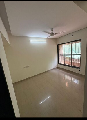 Room in 3 BHK Apartment at Veena Crest, Andheri West – for Rent