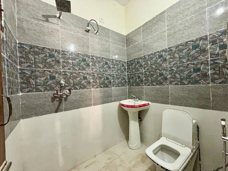 Bathroom, jaipuria-sunrise-green 3 Bedroom 1800 Sq.Ft. Apartment In Lohgarh Zirakpur 10465720